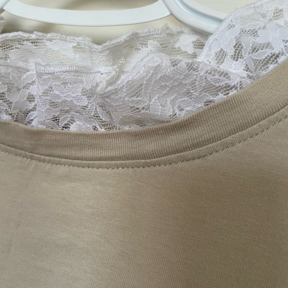 Cute T shirts with some frills around the neck. Size M - Picture 2 of 5